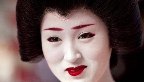 为什么日本女人结婚时候,会剃眉毛,染黑牙,还要把脸沫白?