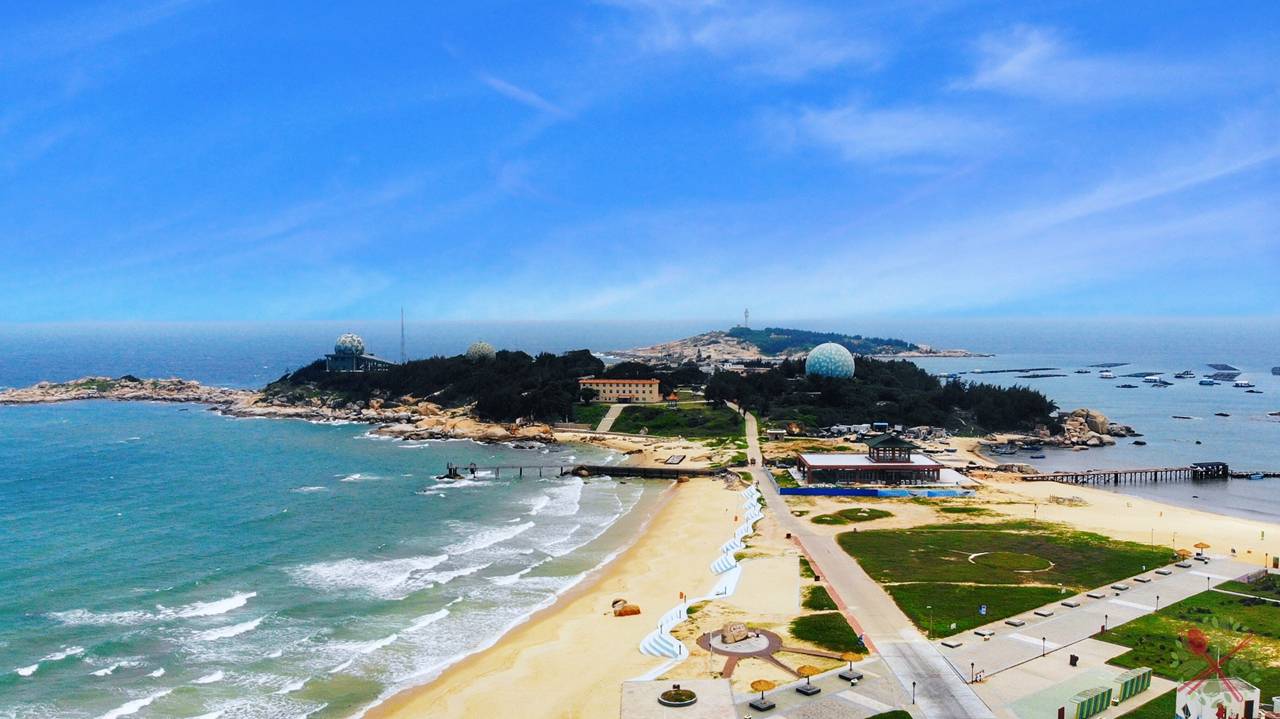 红海湾是汕尾网红打卡点,位于汕尾东南面,这个半封闭的海湾,海岸线有