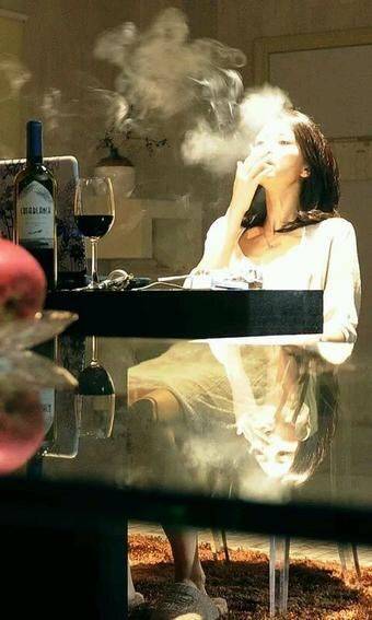 而女神俞飞鸿被拍到抽烟的照片,这让网友们很是伤心,没想到女神也爱