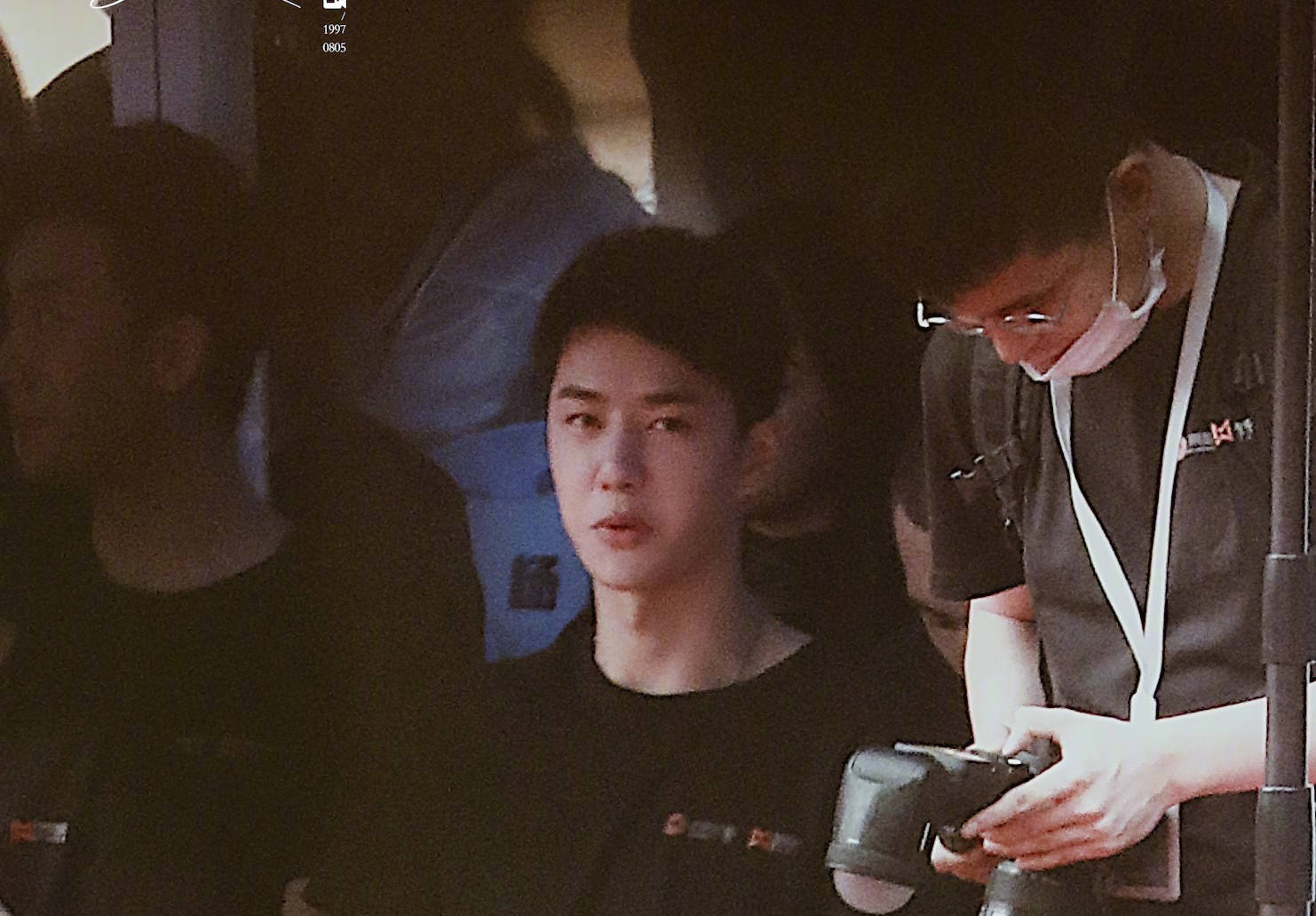 王一博新剧开机路透图曝光 短发配黑t显清爽又干练