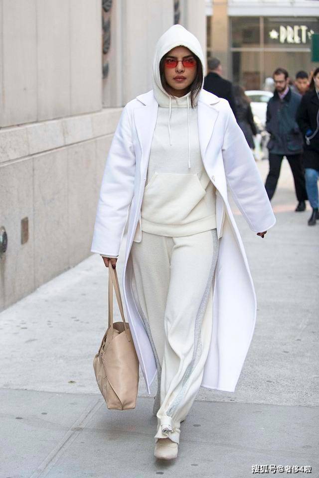 海外明星打破常规搭配小白裤穿出了设计师的感觉