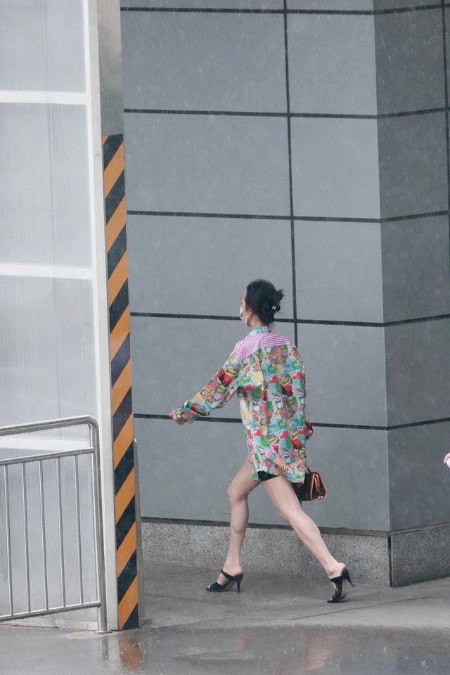 看了王鸥真实腿型,才明白她为何爱穿裤装,肌肉腿又粗又弯太辣眼