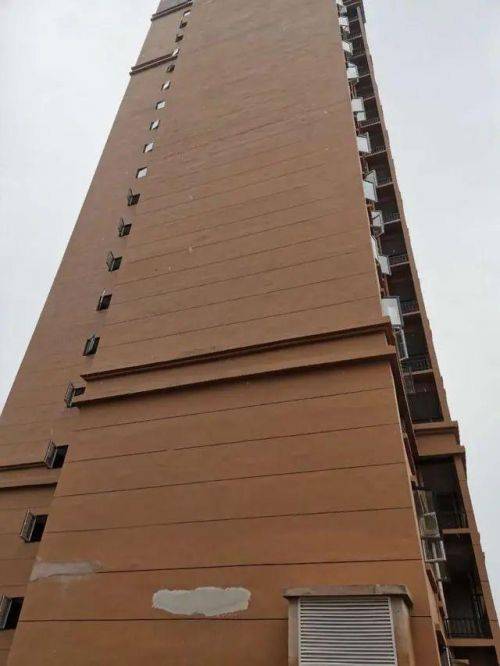 房屋墙面标号低,楼宇外墙面脱落,凯里麒龙·畔山华庭小区房屋质量遭