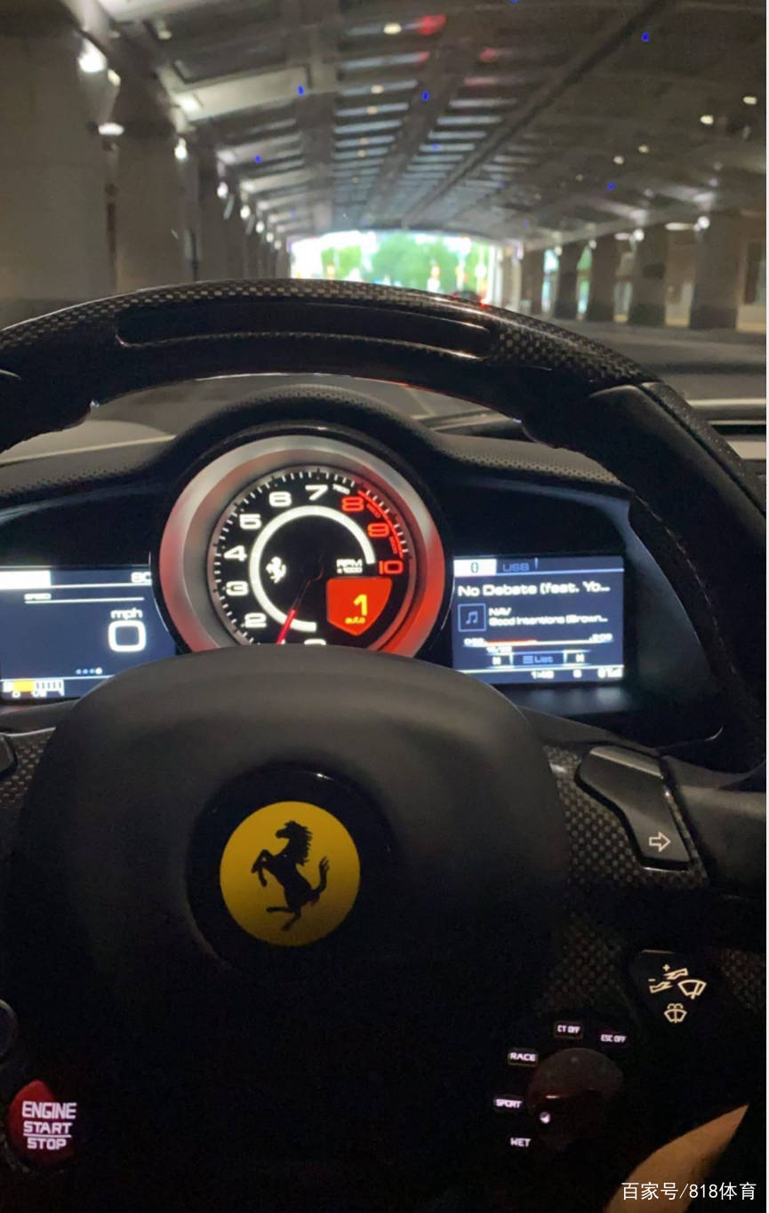 今天,本西更新了社交媒体,晒出了自己一只脚放在栏杆上,看似休闲地