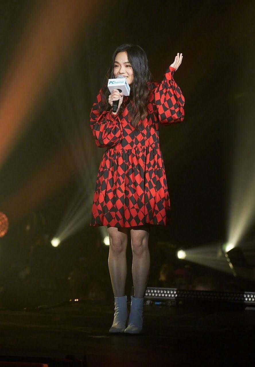 36岁徐佳莹上班暴露身高了,穿紫色裙158cm变148cm,腿p都来不及_身材