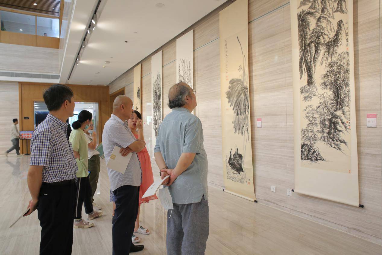 绍兴美术教师沈洪波 多画种美术作品展出 本土题材受百姓喜欢