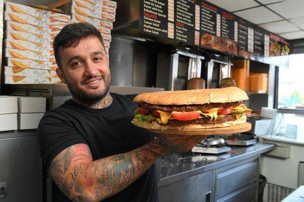 原创英国汉堡店老板发起挑战:谁能在20分钟吃完它,1000英镑拿回家