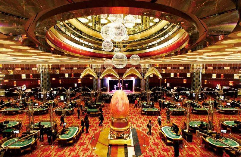 新葡京赌场内景(2007年) 1962年1月1日,何鸿燊经营的第一个澳门赌场"