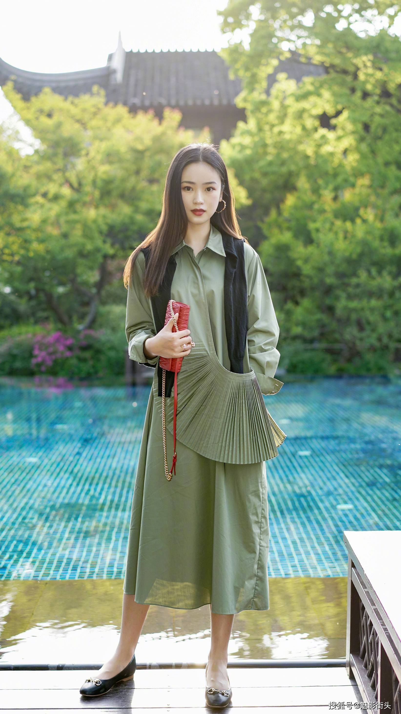 盛夏是穿裙子的季节这些美女选择绿色连衣裙清新养眼又时尚