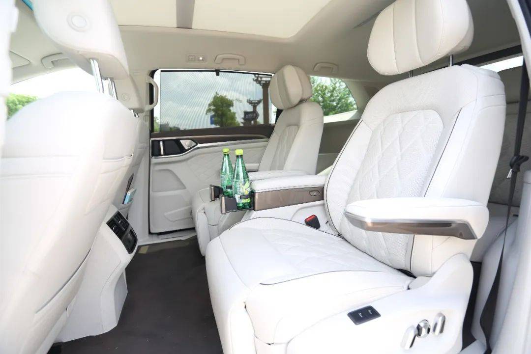 viloran威然搭载智慧车联系统,为用户提供语音,导航