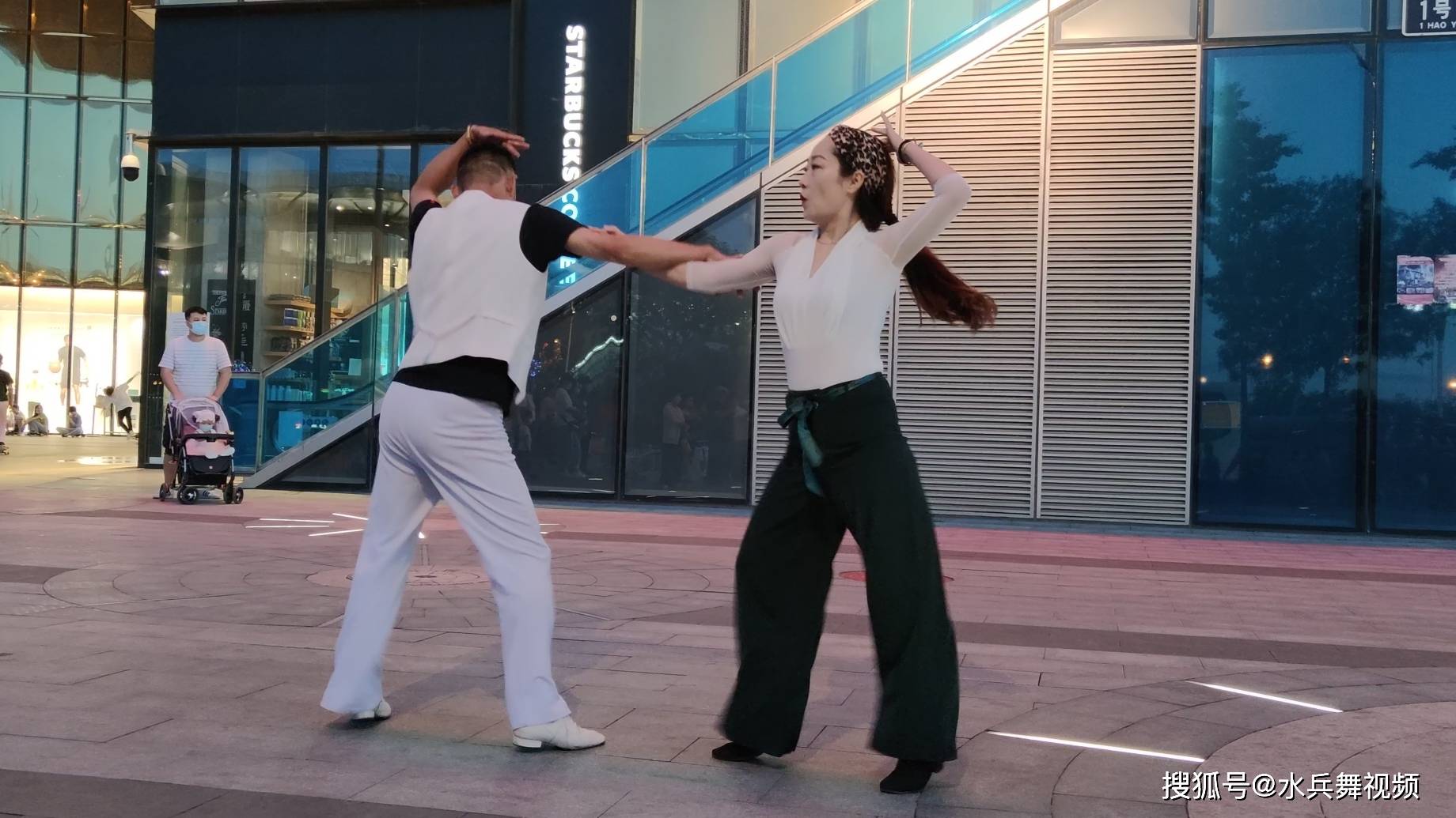 吉特巴女人没有错音乐动感舞步干净利落好听又好看