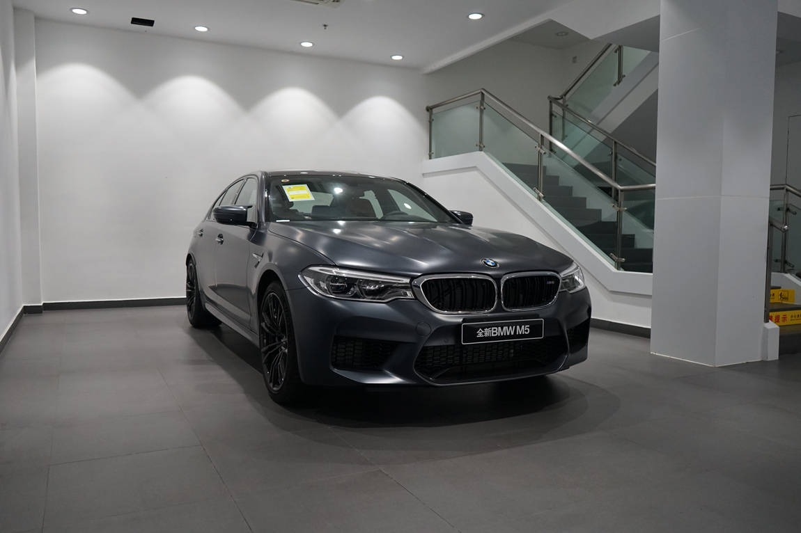宝马m5标准版磨砂极地灰阿拉贡棕