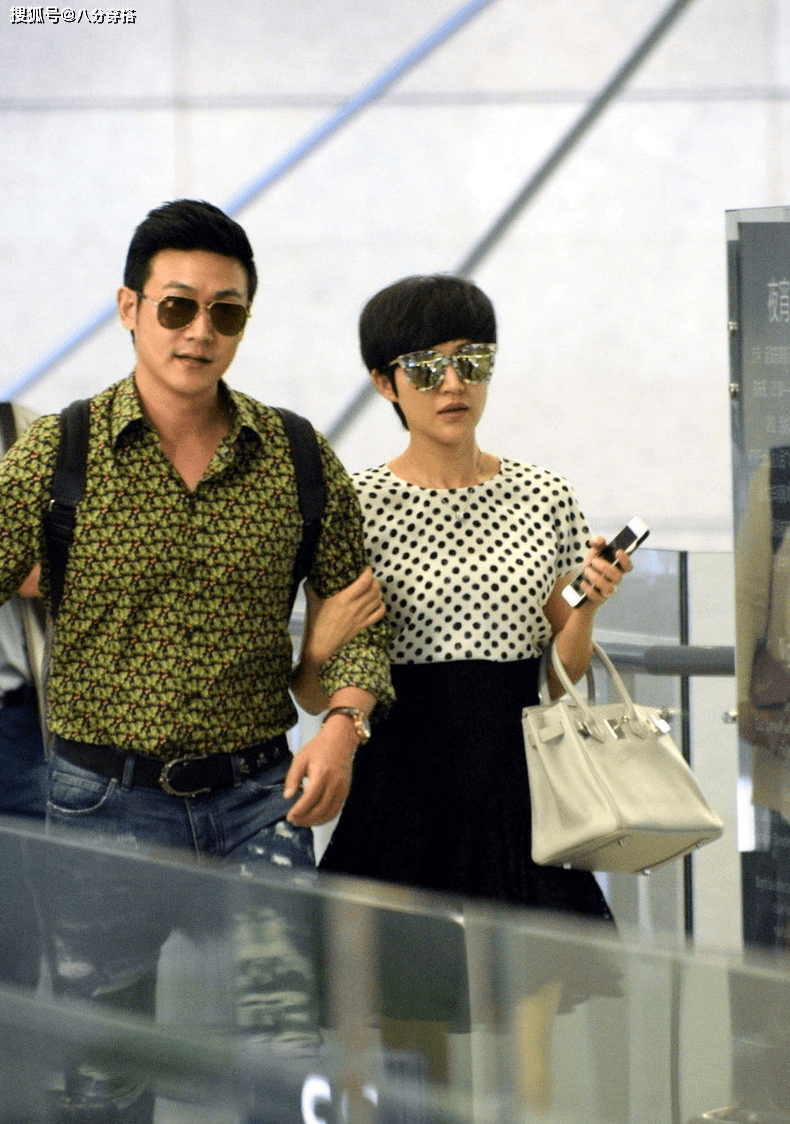 原创陆毅鲍蕾低调走机场!鲍蕾波点上衣搭配半身裙优雅减龄,清爽利落