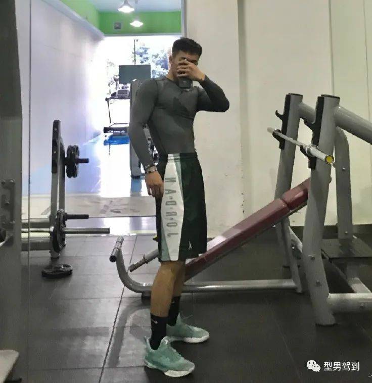 185cm成都筋肉空少走红这公狗腰真是绝了