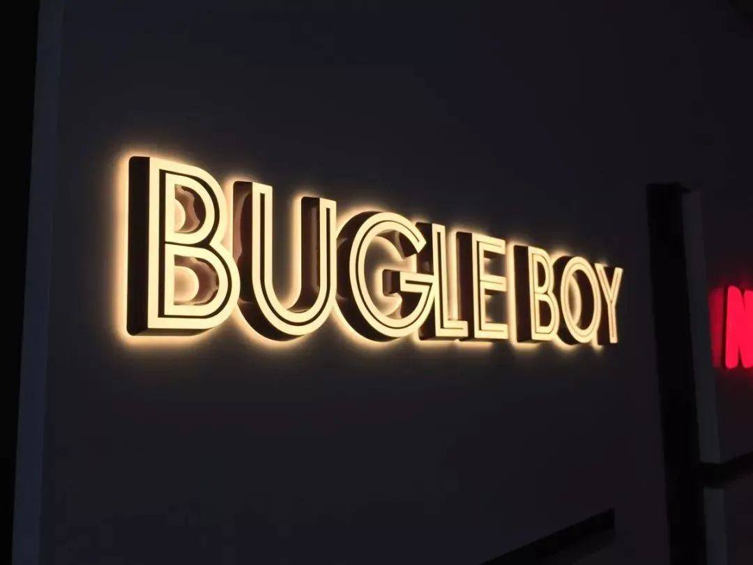 门头招牌上广告字制作成发光字还是不发光字?哪种发光字耐用?