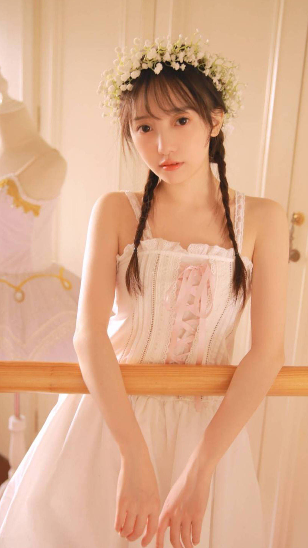 吊带裙美女性感迷人写真手机壁纸