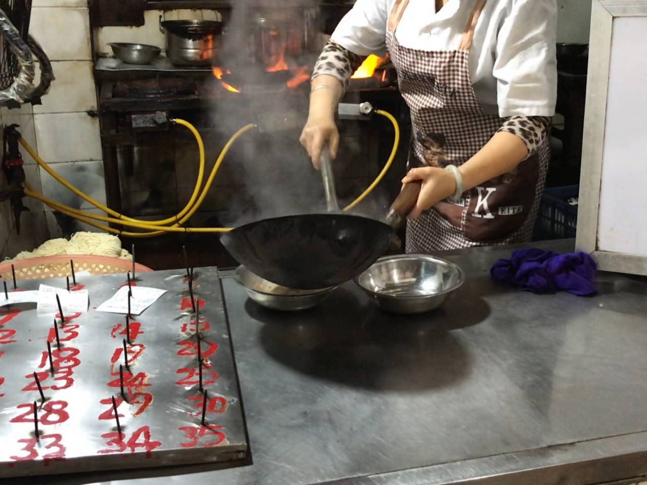 不过就算排队也是很快的速度,厨房里有好几个煮粉阿姨在操作,动作很