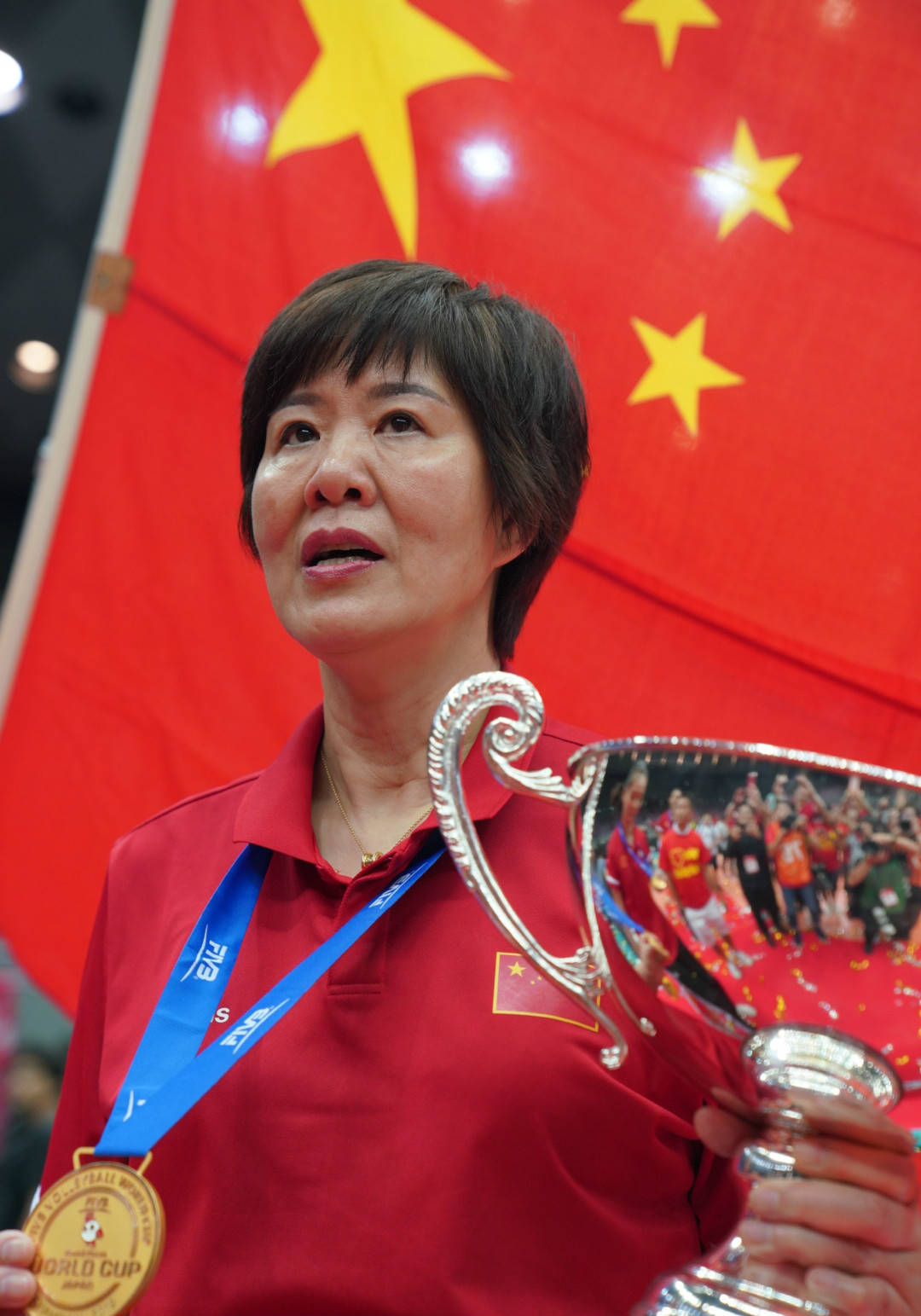 原创国际排联聚焦郎平纪录片 赞铁榔头不仅仅是体育传奇 也是中国偶像