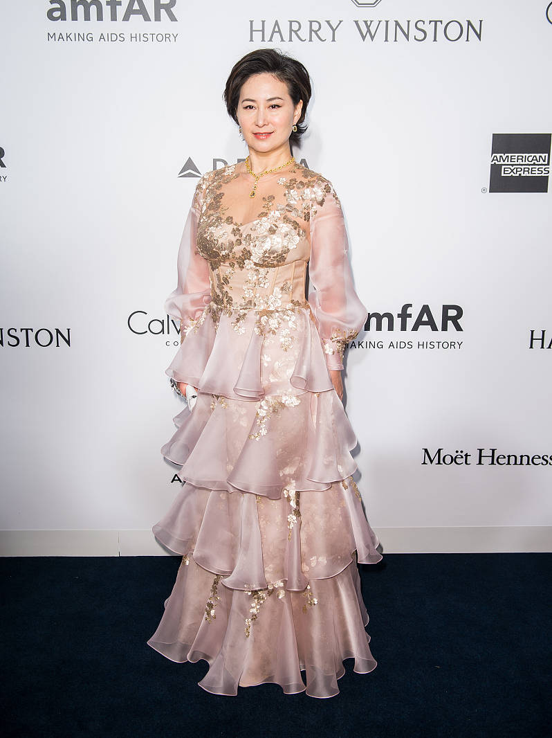 原创何超琼真是人生赢家!53岁就成香港女首富,穿搭时髦有品位太高级