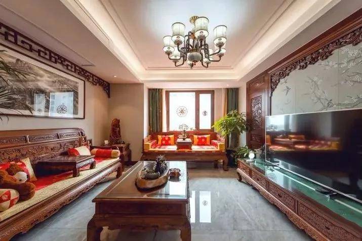 红木沙发若向房门则无大碍,亦无须摆放屏风化解.