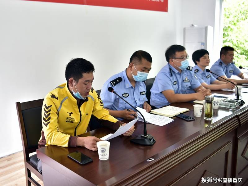 黔江公安交巡警组织外卖骑手开展"一盔一带"交通知识答题活动