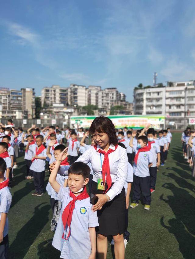 四川省泸州师范附属小学举行一年级新生入队仪式