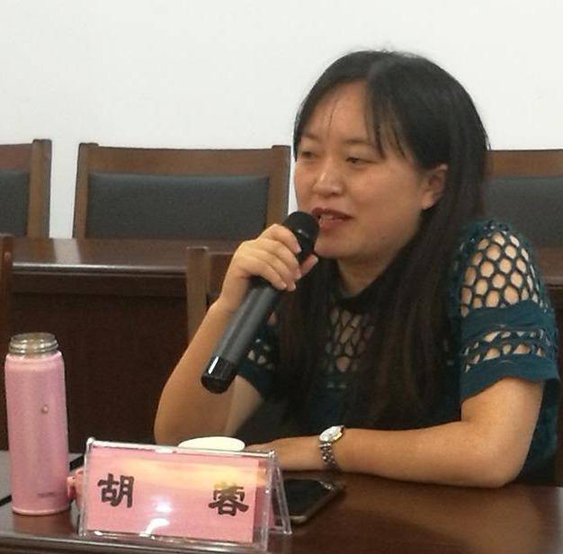 研讨会上,来自市,县(区)的专家,学者,编剧,导演,摄影,评论家就剧本