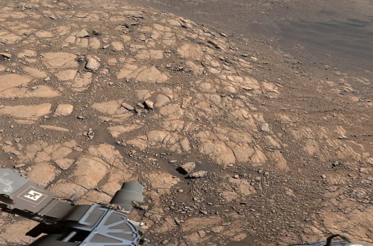 图为nasa公布的火星全景照