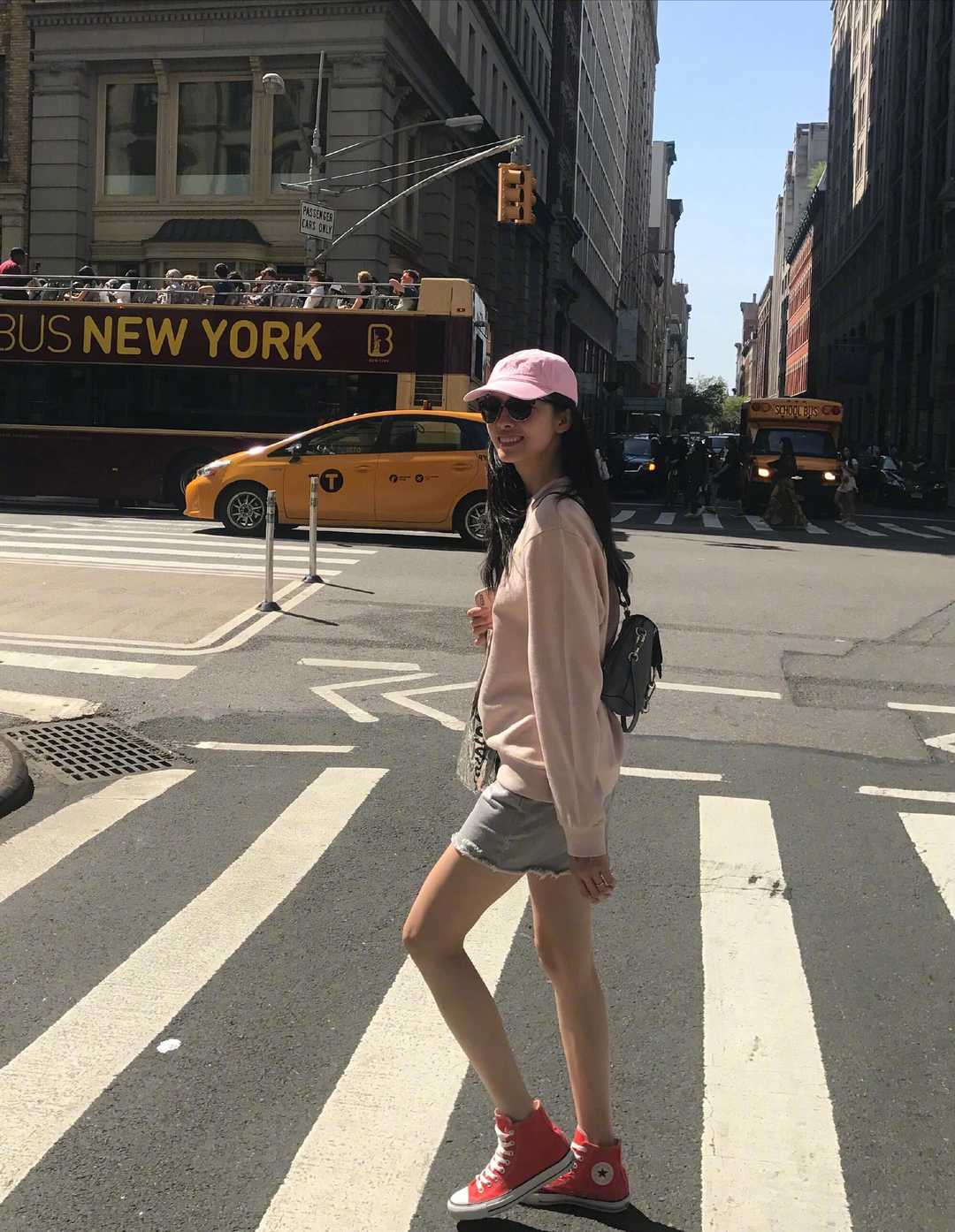孙菲菲本身就是模特出身她的身材较好线条感也比较强