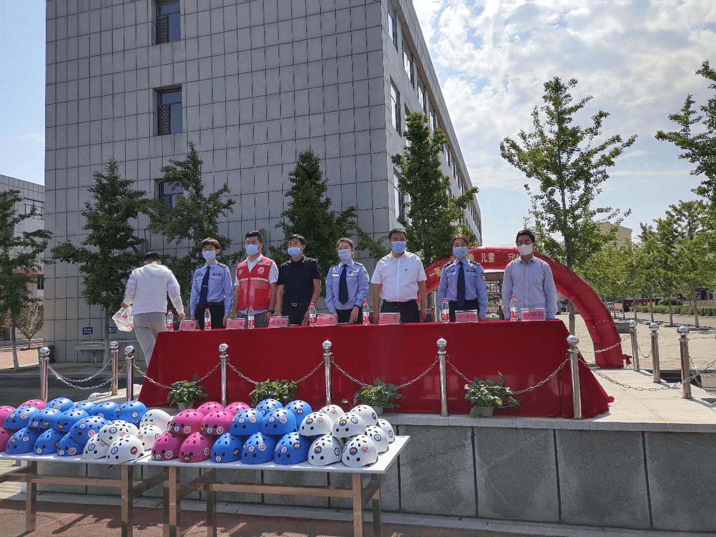 共建关爱儿童交通安全 “一盔一带”英国威廉希尔公司中国网站行动走进校园