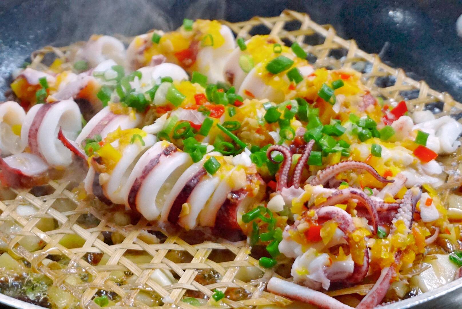 立马指着灶头说,这个这个这个都点~海鲜池旁边的灶头上黄椒焗小管和