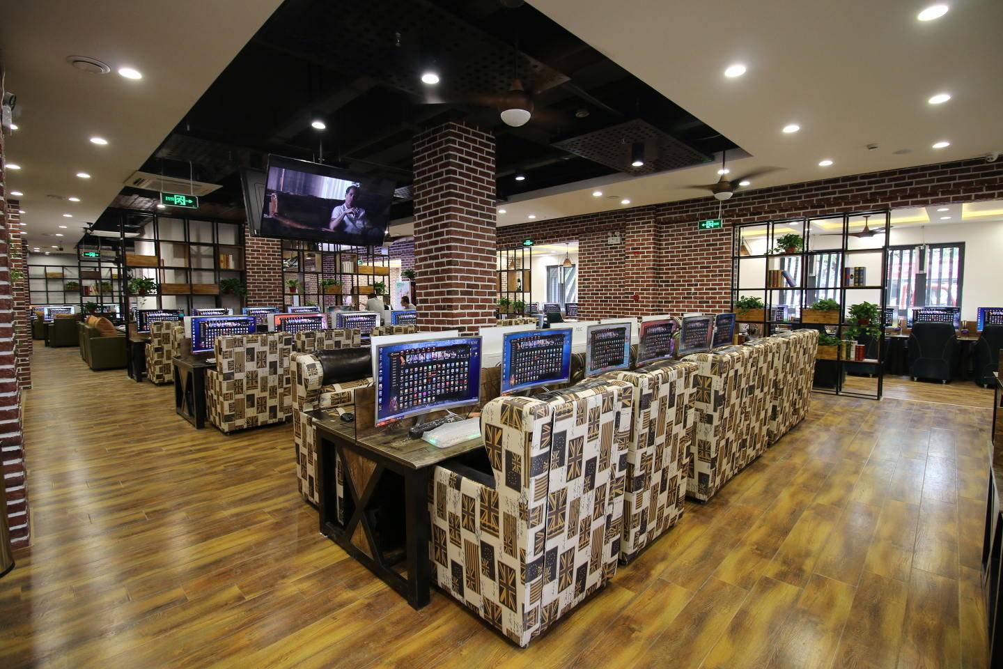 徐州网吧装修案例,建筑面积500平方,造价35万,40天竣工