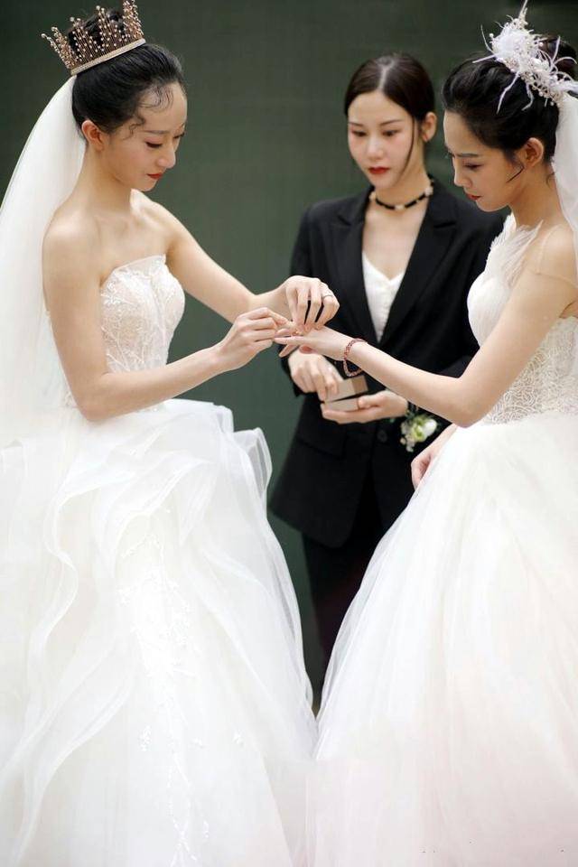 杨丽萍徒弟水月举行同性婚礼,现场双方相拥热吻,最让