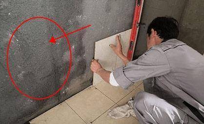 泡瓷砖时,釉面朝上,陶面朝下,这样也能避免造成磕磕碰碰的,放置瓷砖时