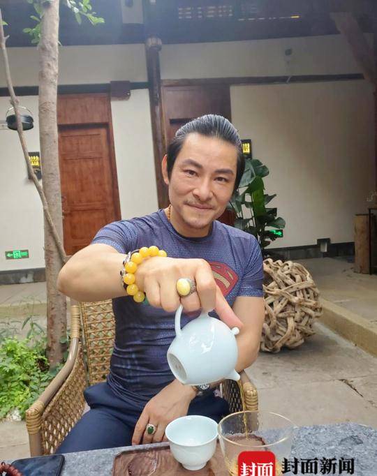 刘德华"御用替身"杜亦衡现身成都 和电影出品人张洪贵筹拍喜剧电影