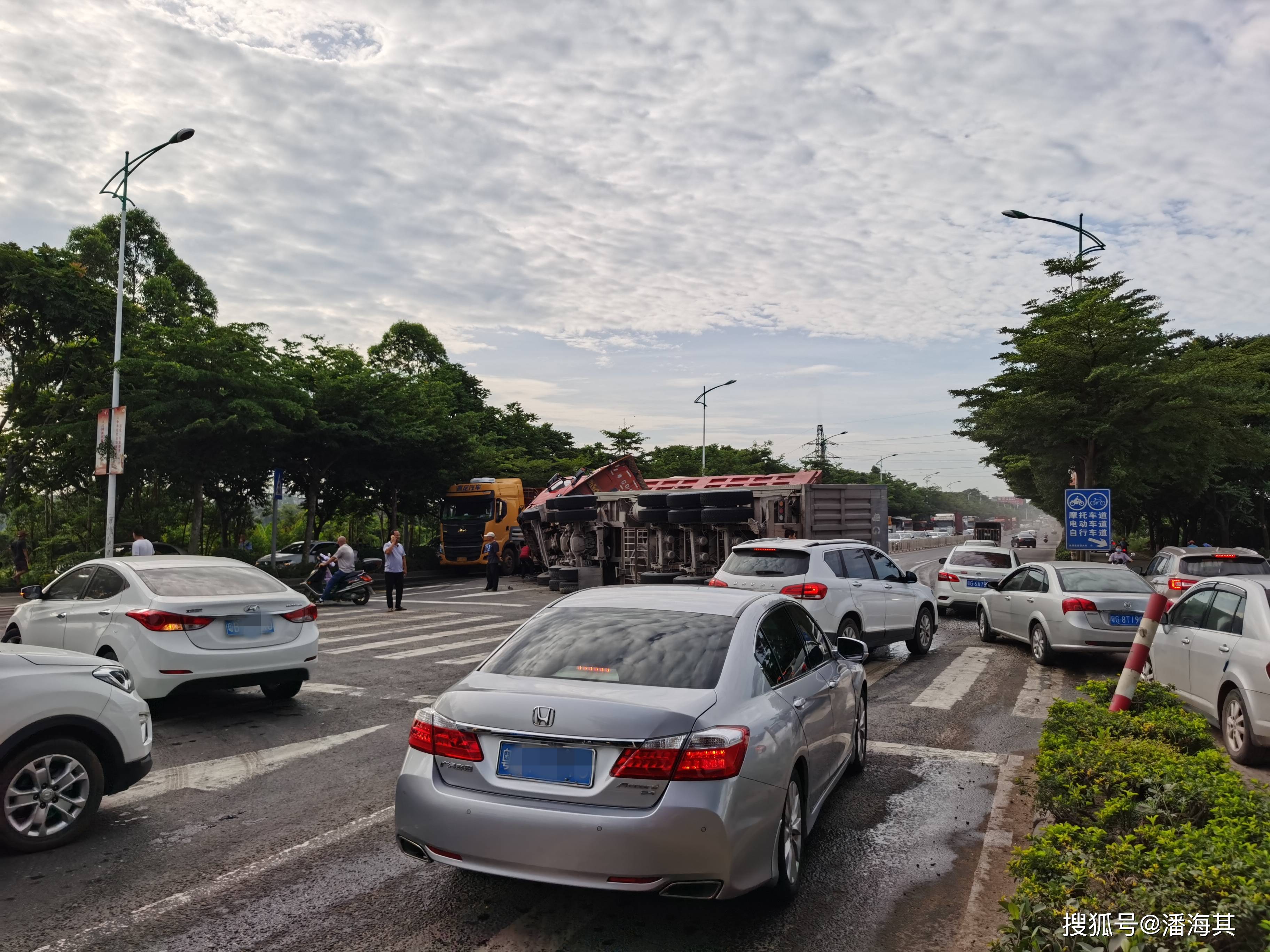 事故造成遂溪往湛江方向雙向車道大塞車,具體事宜有待交警公佈.