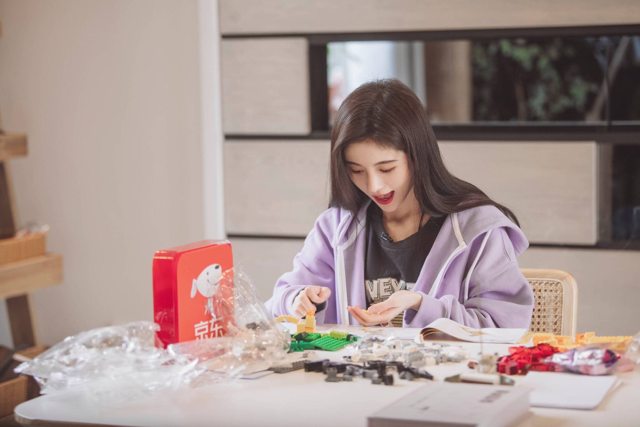 原创四千年美少女鞠婧祎变身做饭小天才双马尾配樱花粉清纯感爆棚