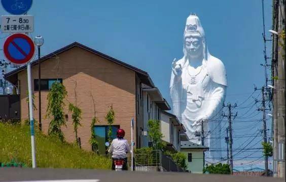 日本仙台观音像,全体通白!月光显吓人,还能"坐"在观音头上!
