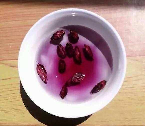 四招教你辨别真假"黑"花生!