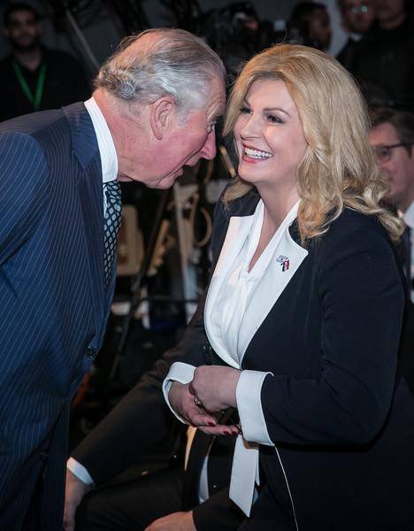 查尔斯是颜控?为貌美女总统引路乐出褶子,卡米拉似跟班强颜欢笑