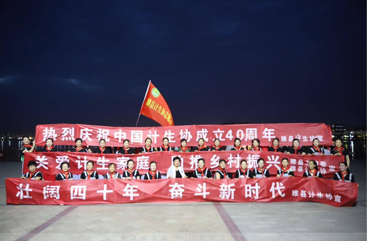 活动现场,工作人员采取悬挂标语横幅,发放双肩袋,围裙,抽纸等宣传品