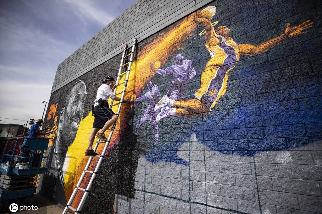 组图:洛杉矶陷入抗议混乱 科比gigi壁画保存完好