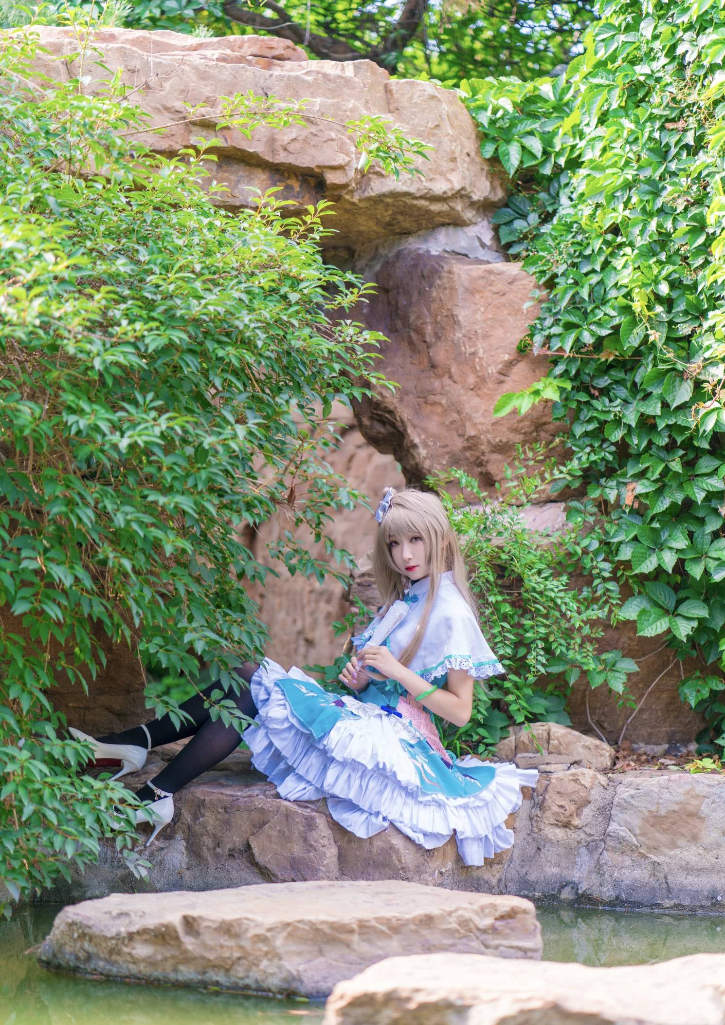 cos:手持红色油纸伞的南小鸟,回眸一笑百媚生.