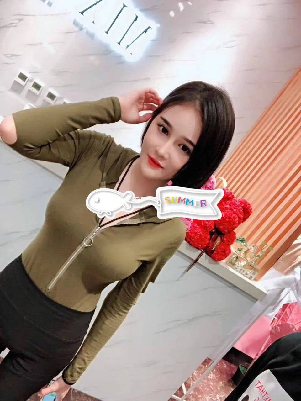 赵本山女儿瘦了,一身黑衣搭配披肩发,时髦又高级!_赵一涵