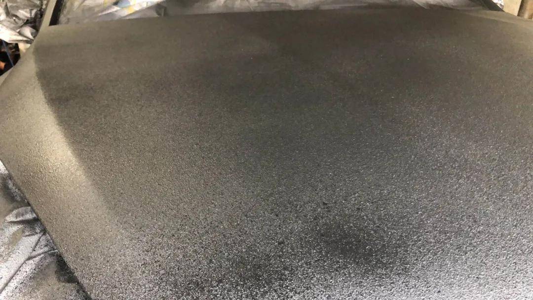 ▊使用施立盾猛禽漆专用喷枪进行全车喷涂:施工纹理:粗纹理猛禽漆用量