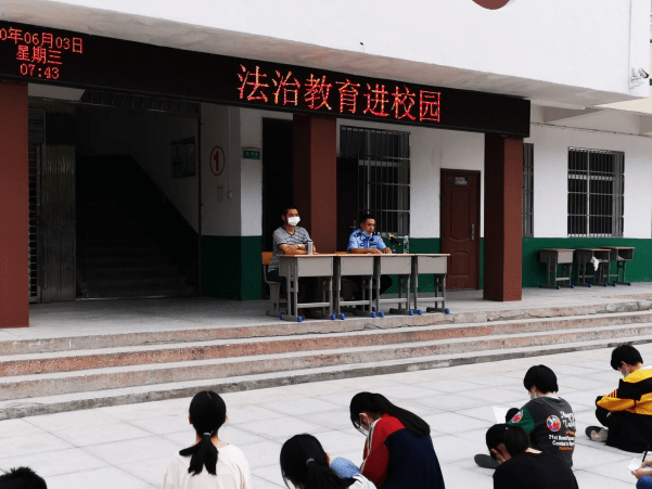 湖北荆门市沙洋县毛李中学开展法制进校园宣讲活动