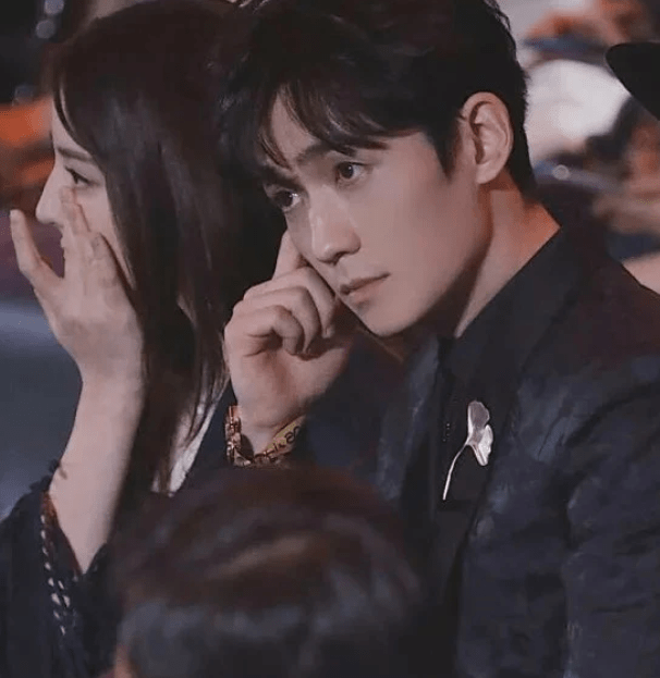 热巴朱一龙同框生图曝光,原以为是灾难现场,看到韩网评论:服气!