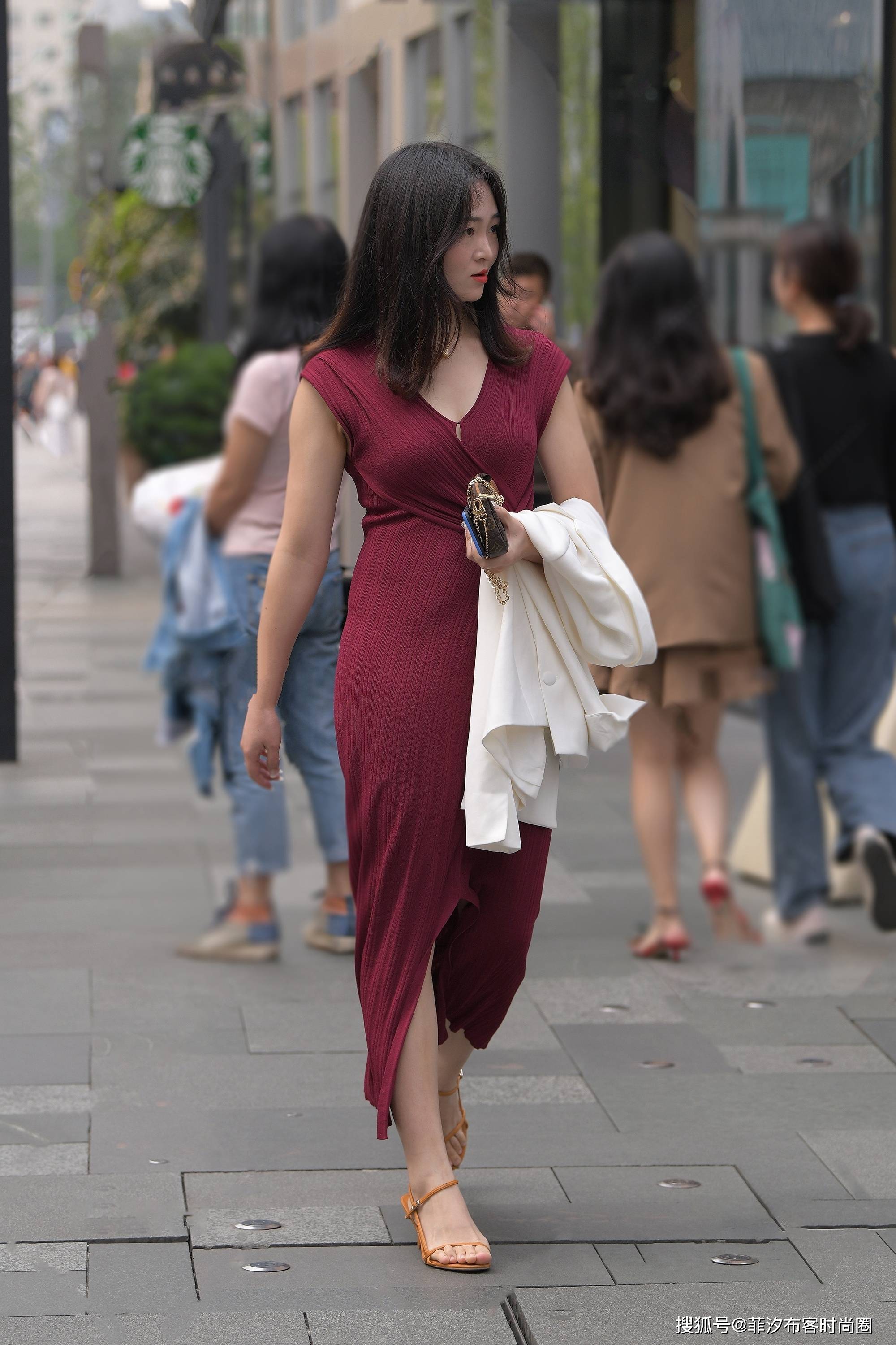 极简百搭的一字带凉鞋,有它在能撑得住任何场合!