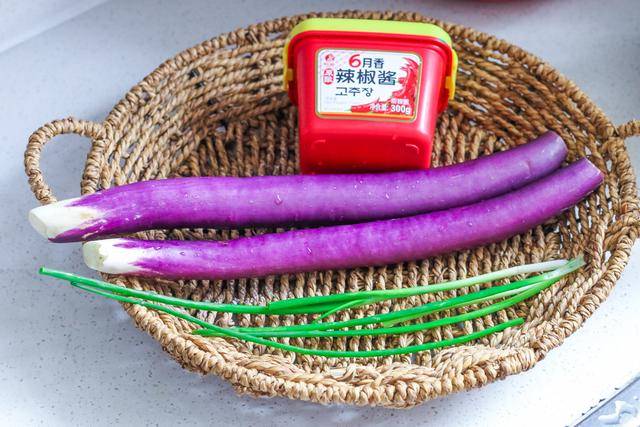 食材:紫皮长茄子,辣椒酱,大蒜,小葱,食盐,食用油,【酱香茄子】是的