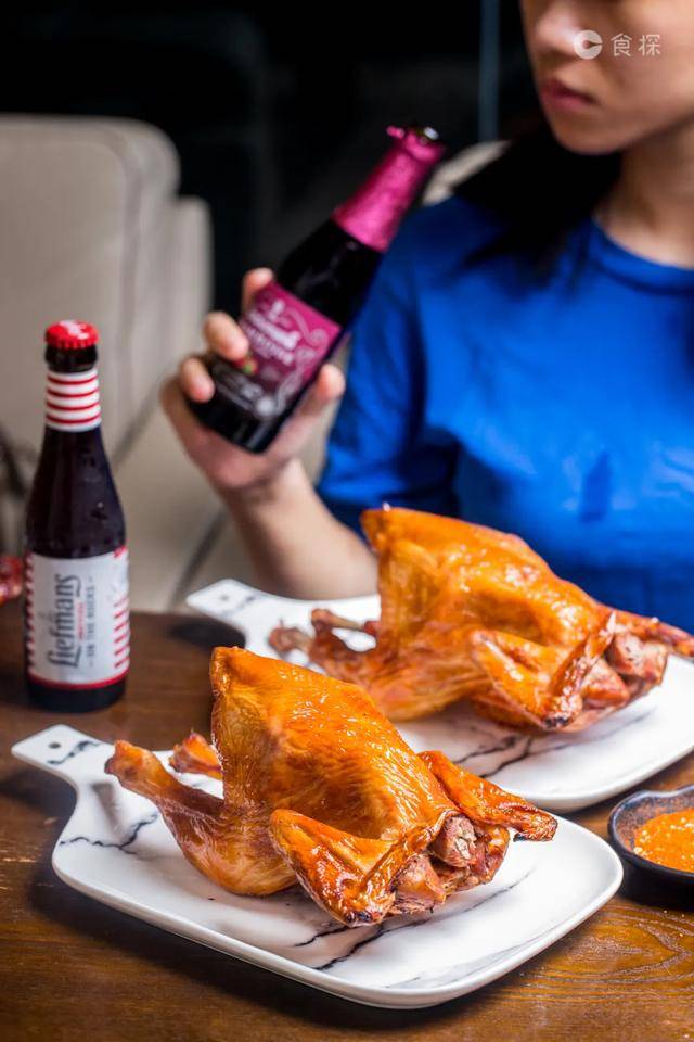 吃烧鸡当然要喝酒!冰凉的啤酒配一只汁水爆炸的爆汁烧鸡!